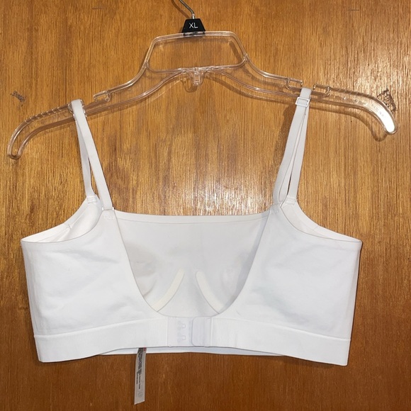 •FREE PEOPLE•NWT WHITE SEAMLESS BRA W/ SCOOP BACK & HOOK/EYE CLOSURE SIZE MEDIUM - Picture 4 of 8
